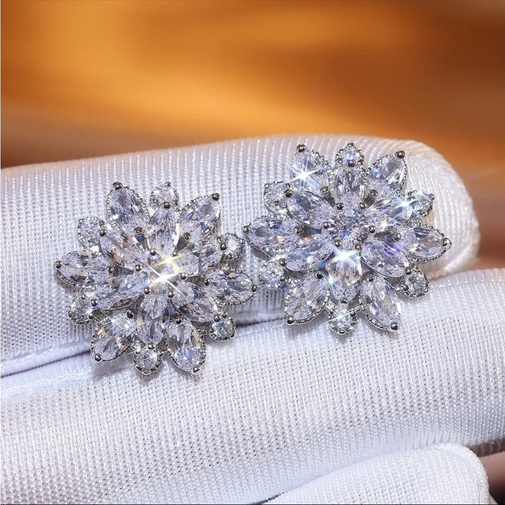 New Women’s 925 Silver Romantic Flower Diamond Stud Earrings - Picture 7 of 8